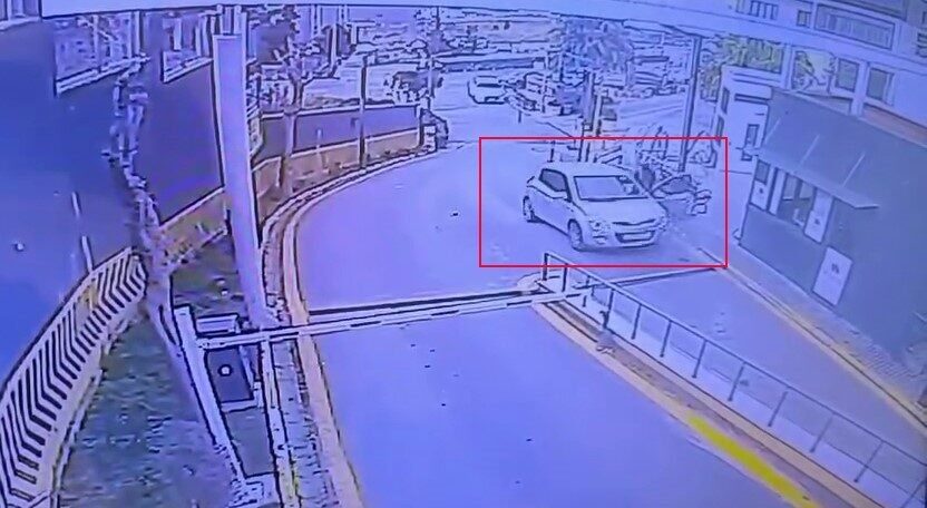 Esenyurt'ta bir kadın sürücü, aracının el frenini çekmeyi unutarak otoparktan