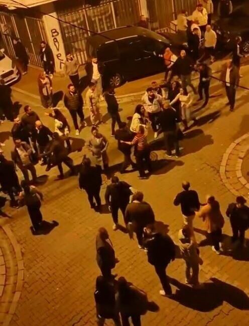 Esenyurt’ta asker eğlencesinde gençler arasında çıkan kavga cep telefonu kamerasına yansıdı İstanbul Esenyurt'ta Hürriyet Mahallesi'nde meydana gelen asker eğlencesinde gençler arasında