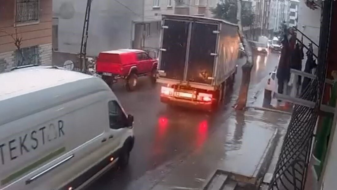 Esenyurt’ta Kamyonet Ağaca Çarptı, Kopan Ağaç Bir Aracın Üzerine Devrildi İstanbul Esenyurt'ta 614. Sokak'ta seyir halindeki bir kamyonet, yol kenarındaki