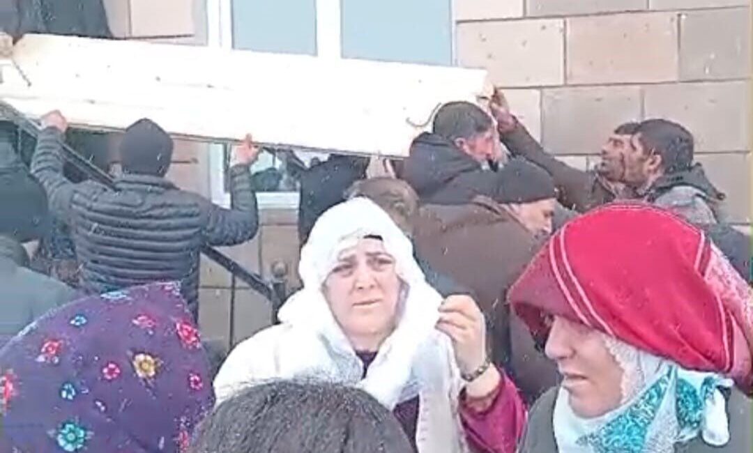 Muş’ta Eşi Tarafından Vurularak Hayatını Kaybeden Aynur İsi’nin Cenazesi Doğduğu Köyde Defnedildi Muş'un Malazgirt ilçesinde, eşi İhsan İsi tarafından vurulan 40 yaşındaki