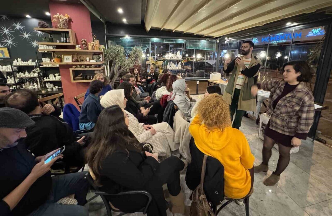 Mersin'deki bir kafe, Sevgililer Günü'ne özel "eski sevgili standı" açarak