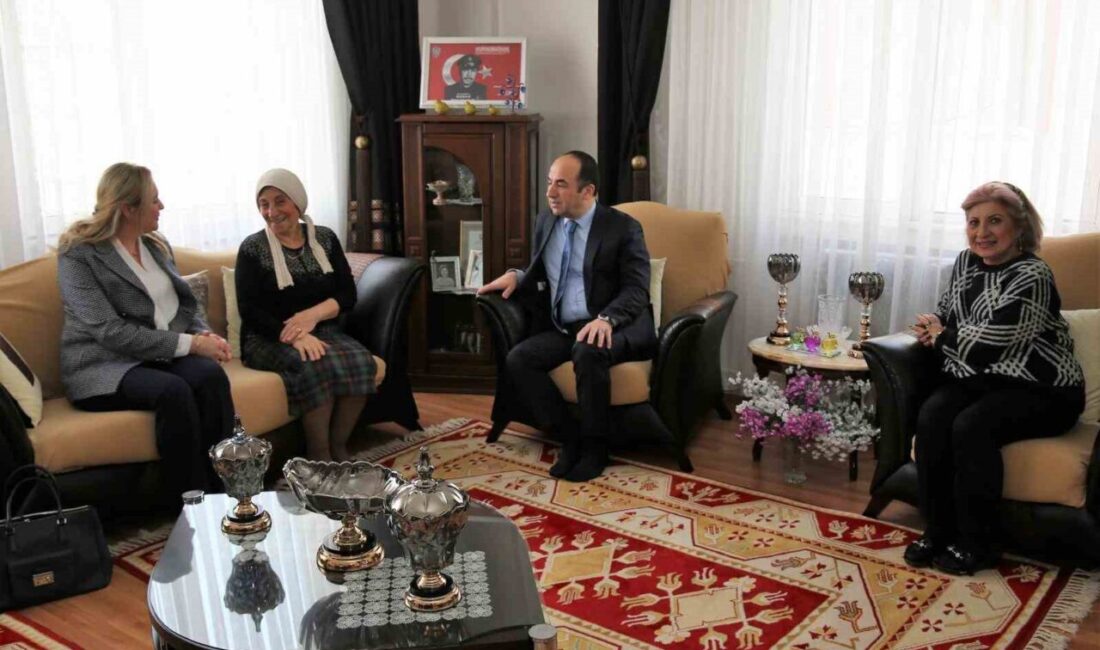 Eskişehir Emniyet Müdürü Yılmaz, Şehit Ailelerini Ziyaret Etti Eskişehir İl Emniyet Müdürü Tolga Yılmaz ve eşi Birnur Yılmaz,