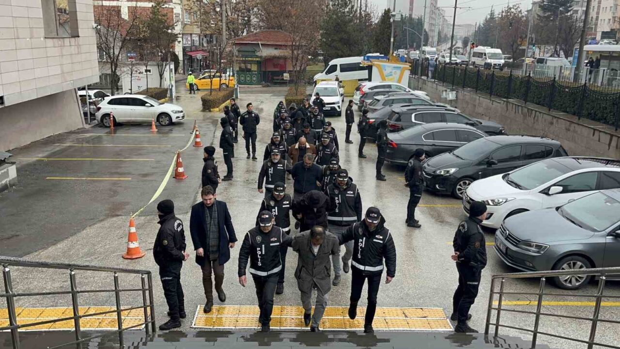 Eskişehir'de tefecilik nedeniyle adliyeye çıkarılan 8 şüpheliden 4'ü tutuklanırken, 2'si