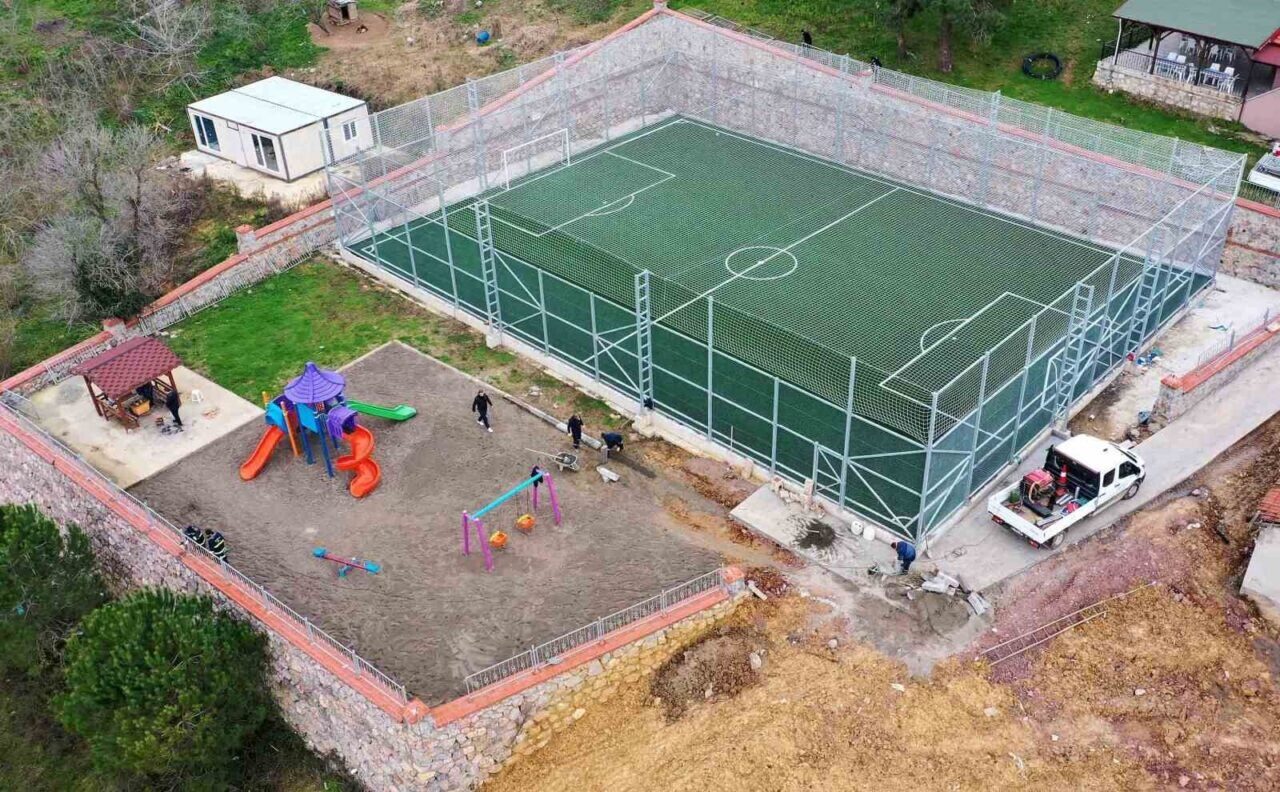 Kocaeli Büyükşehir Belediyesi, Kartepe Eşme Ahmediye Mahallesi'nde gençlerin spor yapabileceği