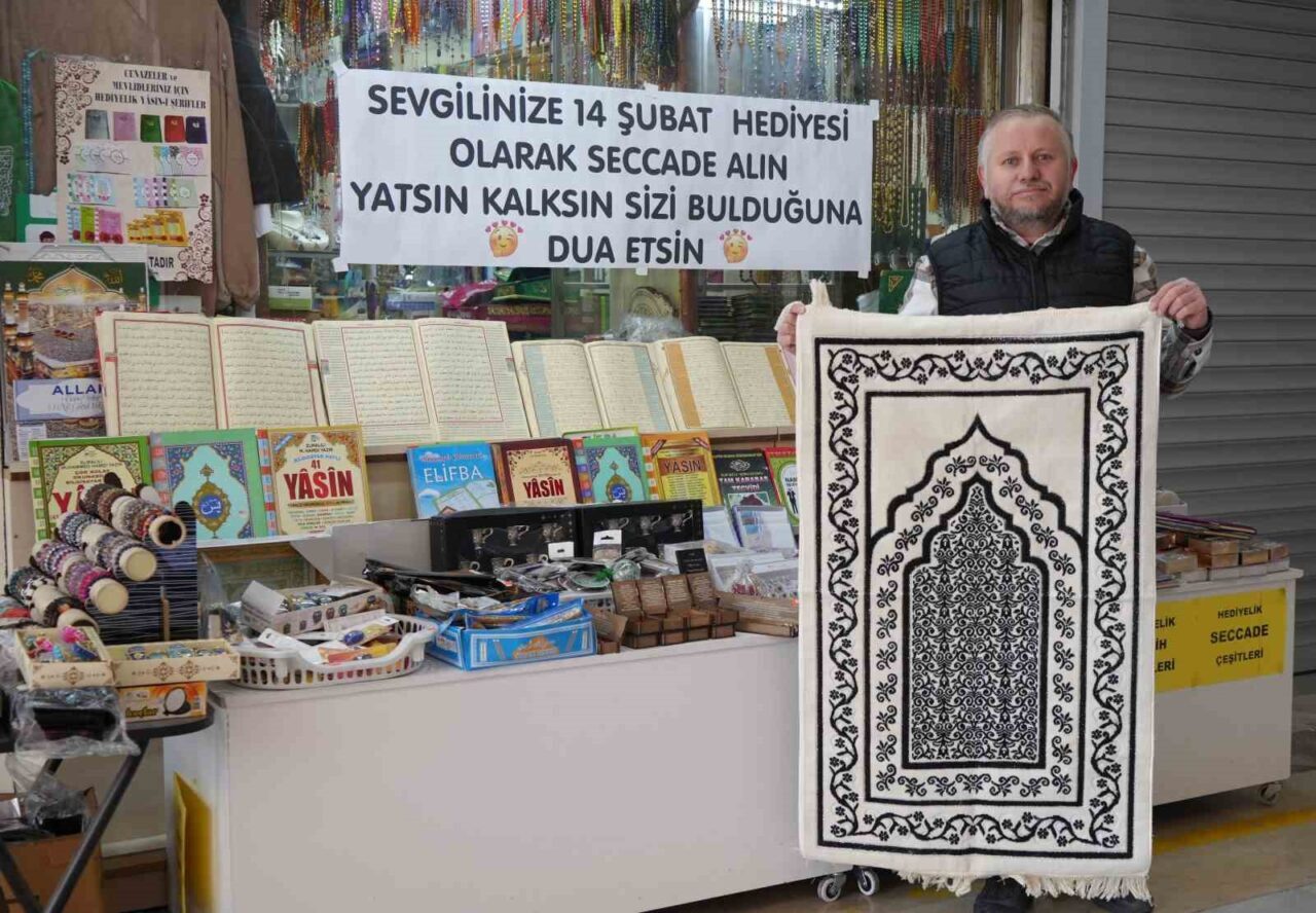 Kırıkkale'de 20 yıllık esnaf Haydar Öztürk, Sevgililer Günü için seccade