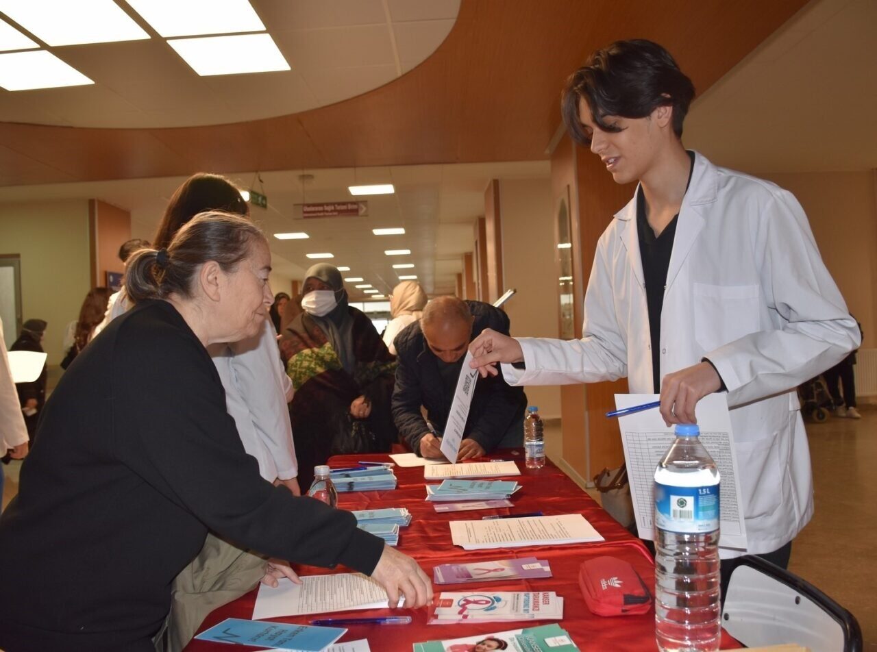 Eskişehir Osmangazi Üniversitesi'nde, Tıp Fakültesi 1. sınıf öğrencileri; Prof. Dr.
