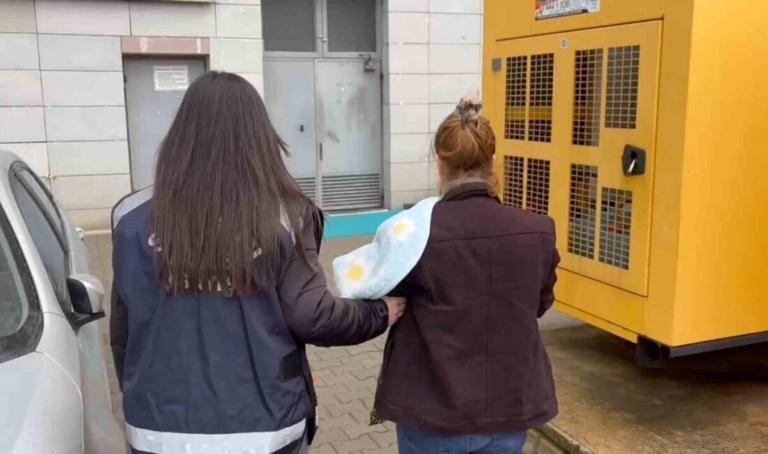 Trabzon’da hırsızlık yapan kadın, Samsun’da yakalanarak adliyeye sevk edildi. Trabzon'da bir evden 75 bin lira değerinde altın ve nakit