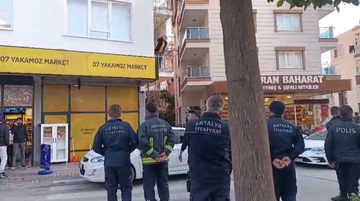 Alanya’da Bunalıma Giren Genç, Camları Kırdıktan Sonra Balkonda İntihar Girişiminde Bulundu Antalya'nın Alanya ilçesinde Yunus Ö., bunalıma girerek dairesinin camlarını kırıp