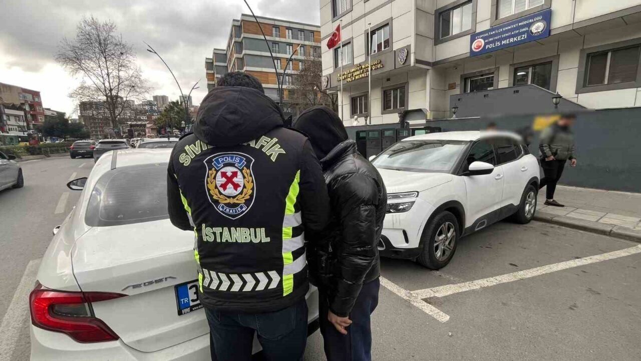 Eyüpsultan'da drift yaparak trafik güvenliğini tehlikeye atan 22 yaşındaki Ö.D.,