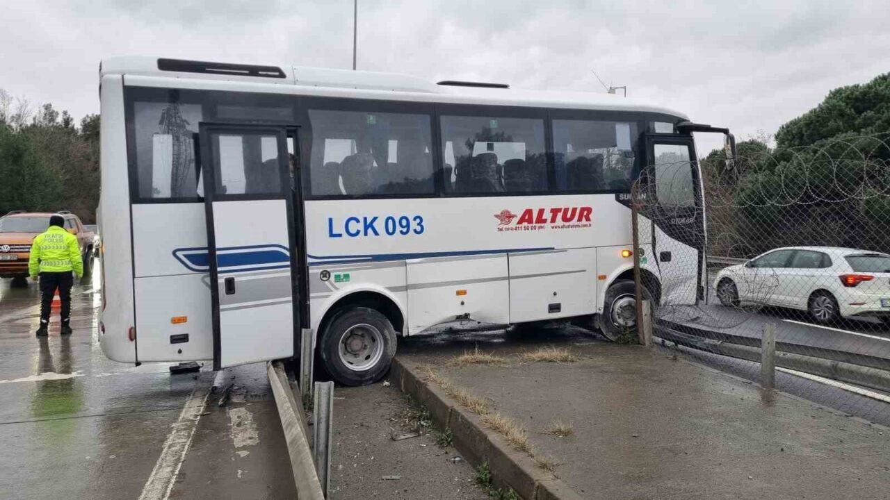 İstanbul Eyüpsultan'da Oktay G. yönetimindeki servis minibüsü, yağmur nedeniyle kayganlaşan