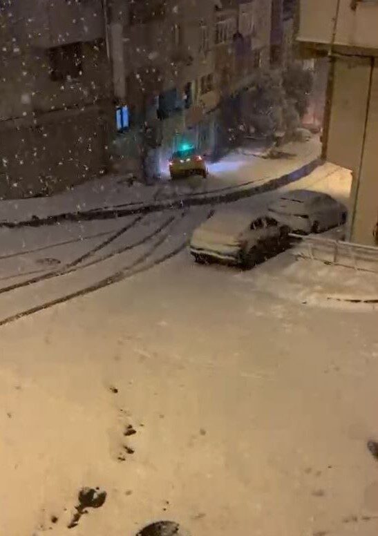 İstanbul Eyüpsultan'da ticari bir taksi, karla kaplı vinç yolda kayarak