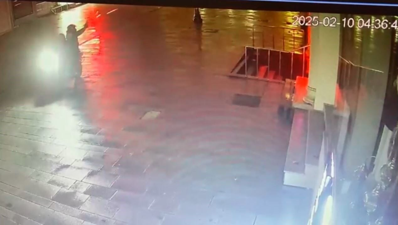 Fatih’te haraç talep eden motosikletli iki kişi, kuyumcudan para alamayınca