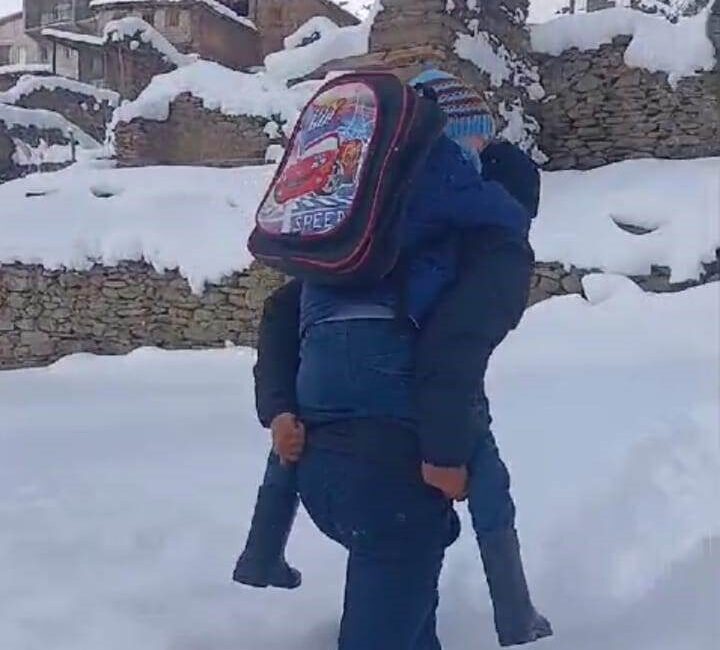 Cihan Öğretmen, Karda Sıkışan Öğrencisini Sırtında Taşıyarak Kahramanlık Gösterdi Van'ın Gevaş ilçesinde, öğretmen Cihan Yakut, karda yürüyemeyen öğrencisi Barış