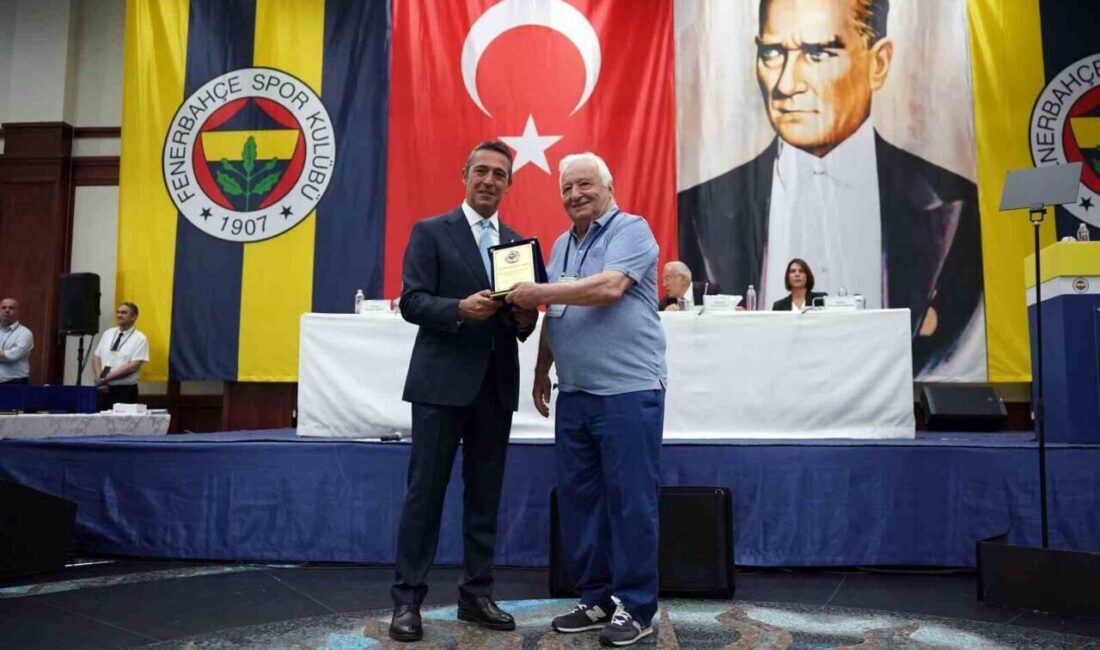 Eski Fenerbahçeli Milli Futbolcu Ogün Altıparmak, 85 Yaşında Hayatını Kaybetti Fenerbahçe'nin eski milli futbolcusu Ogün Altıparmak, 85 yaşında vefat etti.