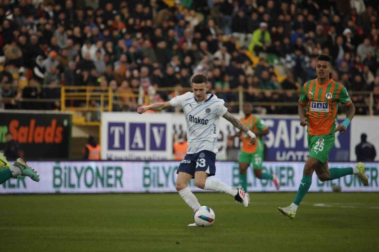 Fenerbahçe, Alanyaspor ile oynadığı maçta Polonyalı futbolcu Sebastian Szymanski'nin 22.