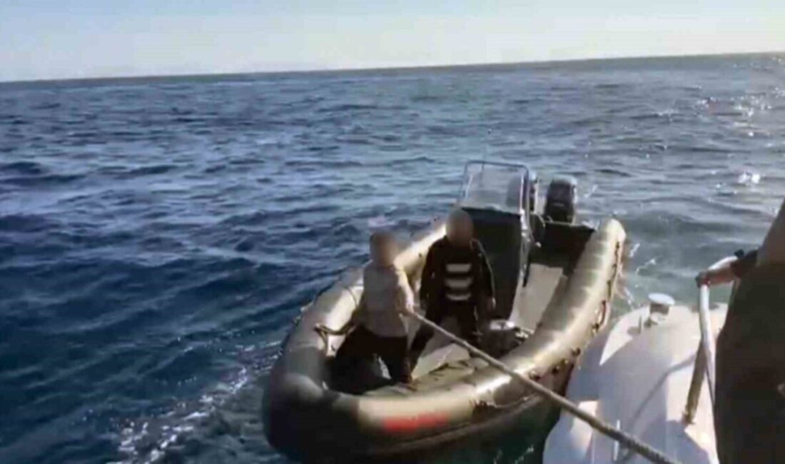 Fethiye’de Sahil Güvenlik, yasa dışı yolla denizden çıkış yapmaya çalışan iki kişiyi yakaladı Muğla'nın Fethiye ilçesinde, Sahil Güvenlik ekipleri tarafından tespit edilen fiber