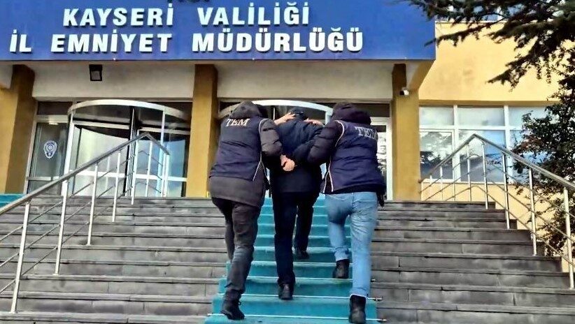 FETÖ’nün ’emniyet mahrem sorumlusuna’ Kayseri’de yakalama operasyonu düzenlendi FETÖ'nün sözde "emniyet mahrem sorumlusu" olan 45 yaşındaki R.B., Kayseri'de