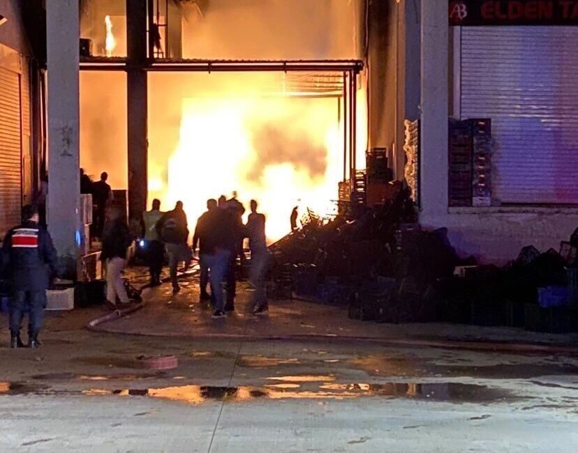 Finike’de Toptancı Halinde Meydana Gelen Yangın Paniğe Yol Açtı Antalya'nın Finike ilçesindeki toptancı haldeki bir depoda çıkan yangın, paniğe