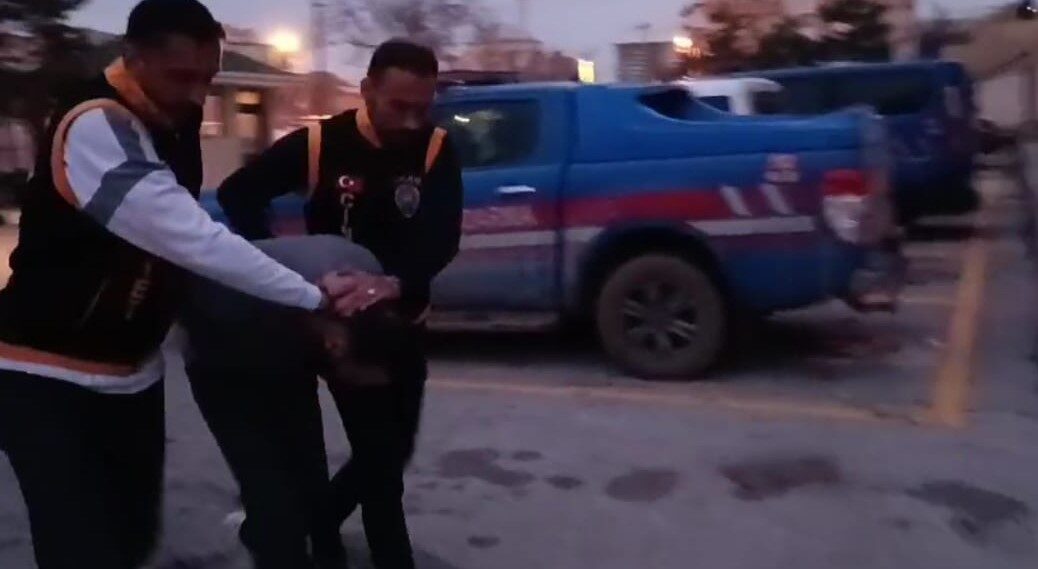 Ankara’da Arkadaşını Öldüren Zanlının Yakalanma Anı Kameralara Yansıdı Ankara'da 27 Kasım 2024'te 40 yaşındaki Murat Akbaş'ın bıçaklanmış cansız