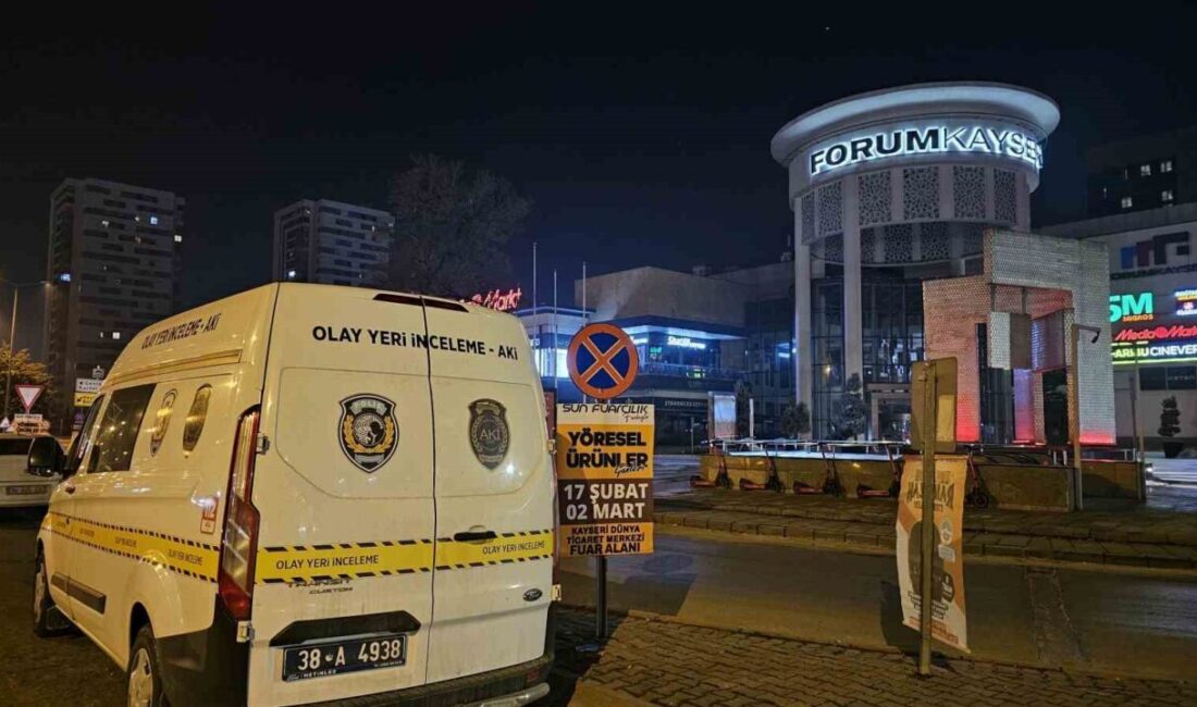 Kayseri’de Bıçaklı Kavga: Anne ve İki Kızı Hastaneye Sevk Edildi Kayseri'de bir AVM bahçesinde meydana gelen bıçaklı kavgada, A.P. (19)