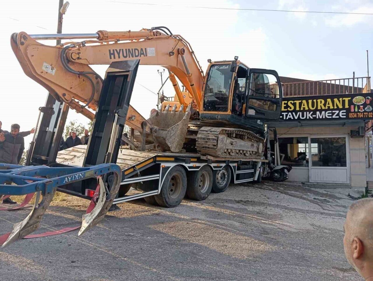 Hatay'ın Samandağ ilçesinde, freni patlayan bir iş makinası yüklü tır,