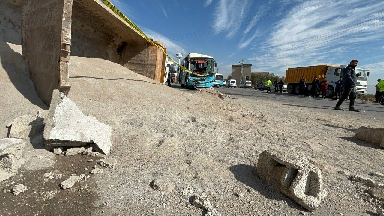 Kahramanmaraş'ta, freni patlayan 46 NV 396 plakalı hafriyat kamyonu, halk