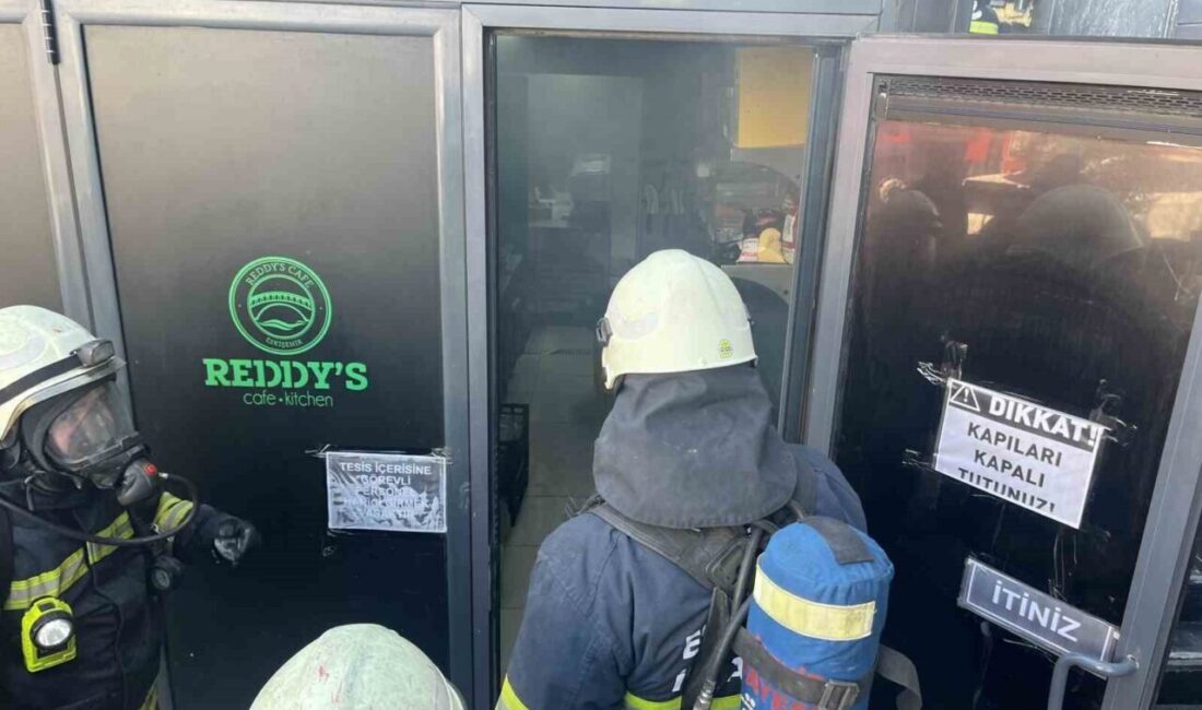 Eskişehir’deki kafede fritöz yangını itfaiye tarafından kısa sürede söndürüldü Eskişehir'in Odunpazarı ilçesindeki bir kafede, mutfaktaki fritözden çıkan yangın itfaiyenin