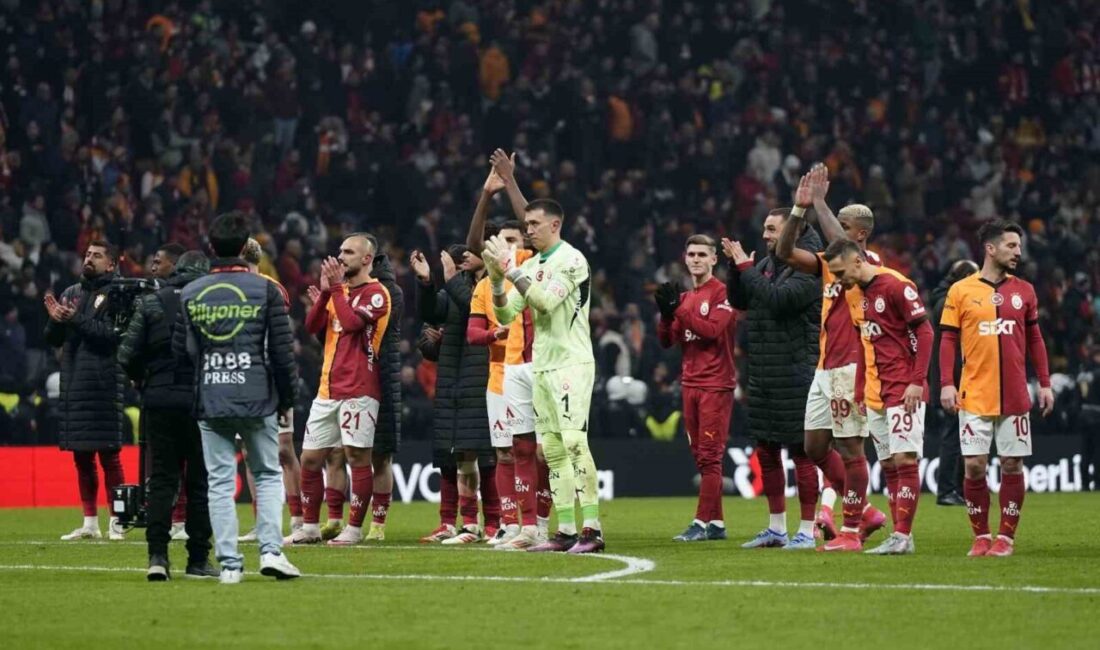 Galatasaray, Fenerbahçe derbisinde 33 resmi maç sonra gol atma fırsatını kullanamadı. Galatasaray, Fenerbahçe ile oynadığı derbide 0-0 berabere kalarak 33 resmi