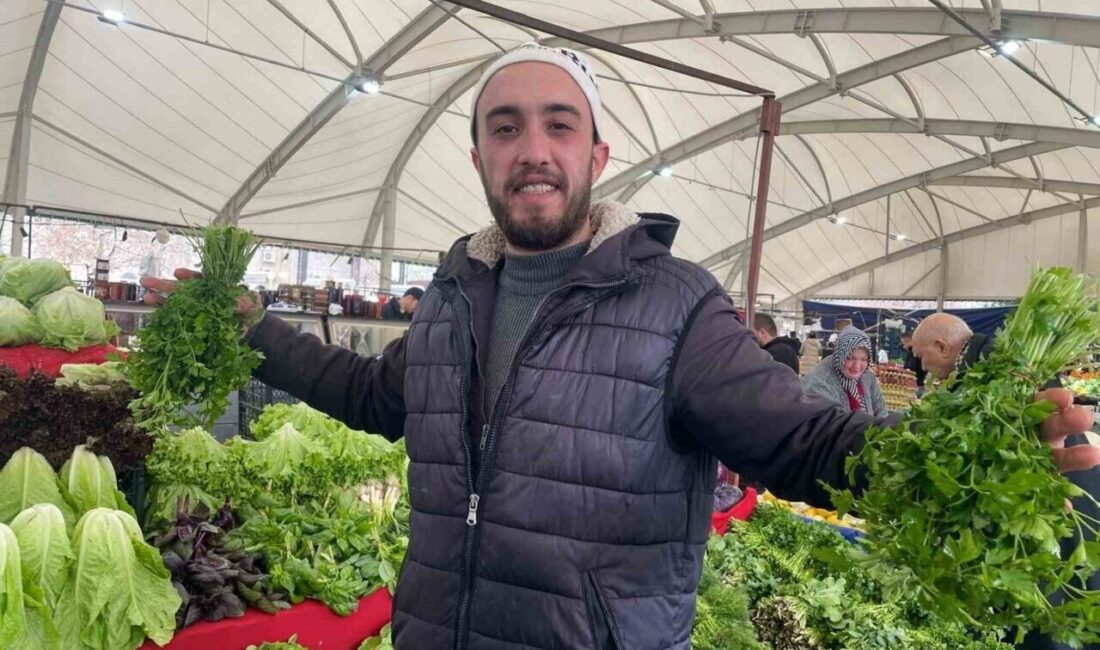 Pazarcı Sedat Yeşilfidan, Gazetecilik Diplomalı Olmasına Rağmen Ticaret Hayatında Başarıya Ulaşıyor Amasya Üniversitesi'nden 2019 yılında mezun olan Sedat Yeşilfidan, Bursa'da pazarcılık