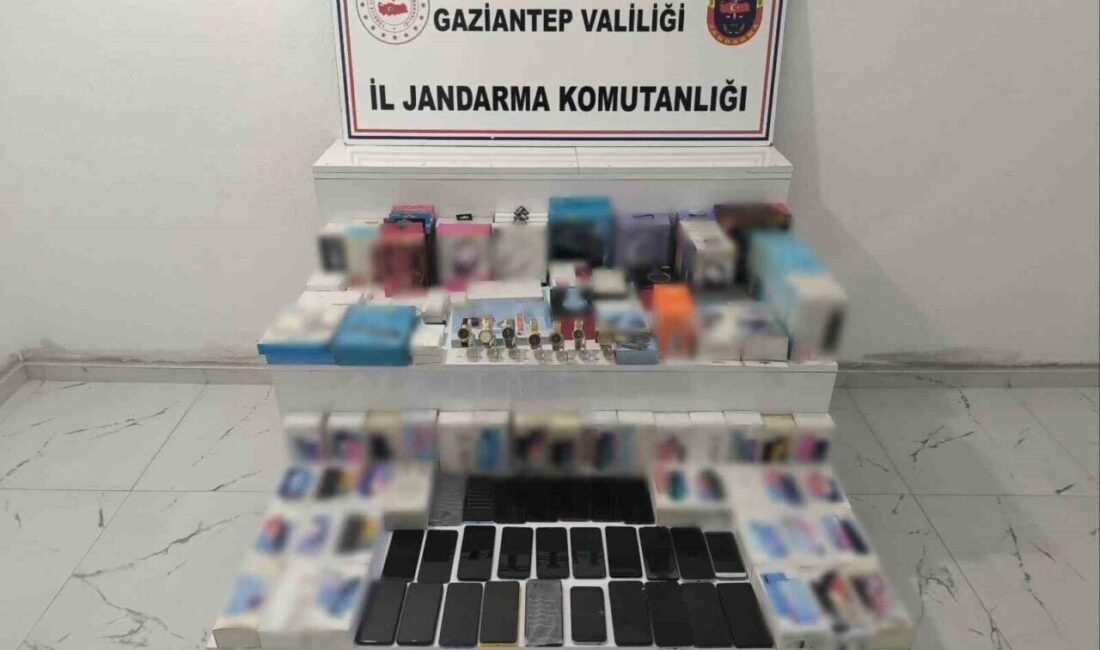 Gaziantep’te Kaçak Elektronik Eşya Operasyonunda 1.3 Milyon TL Değerinde Malzeme Ele Geçirildi Gaziantep'te jandarma, F.E. isimli şüphelinin işyerine düzenlediği operasyonda 1 milyon