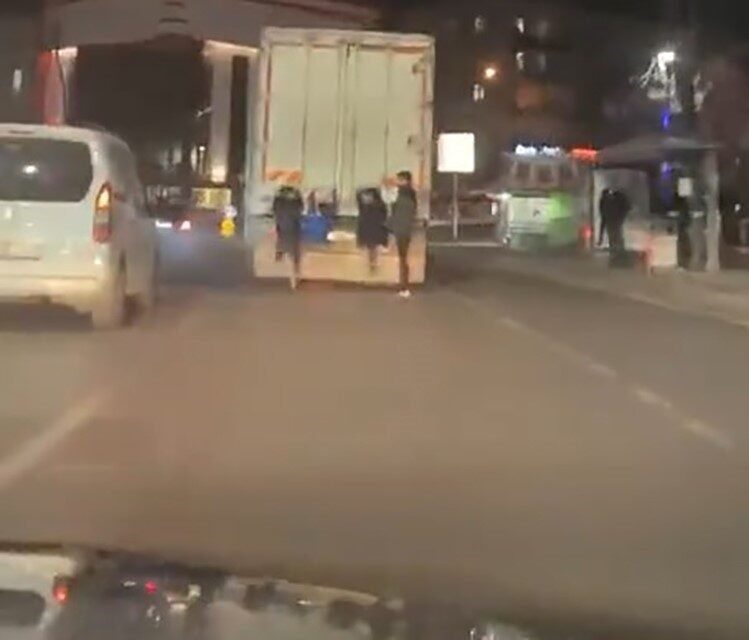 Gaziantep’te Tehlikeli Yolculuk: Dört Çocuk Kamyonun Arkasında Seyahat Etti Gaziantep'te 4 çocuk, seyir halindeki bir kamyonun arkasına tutunarak tehlikeli