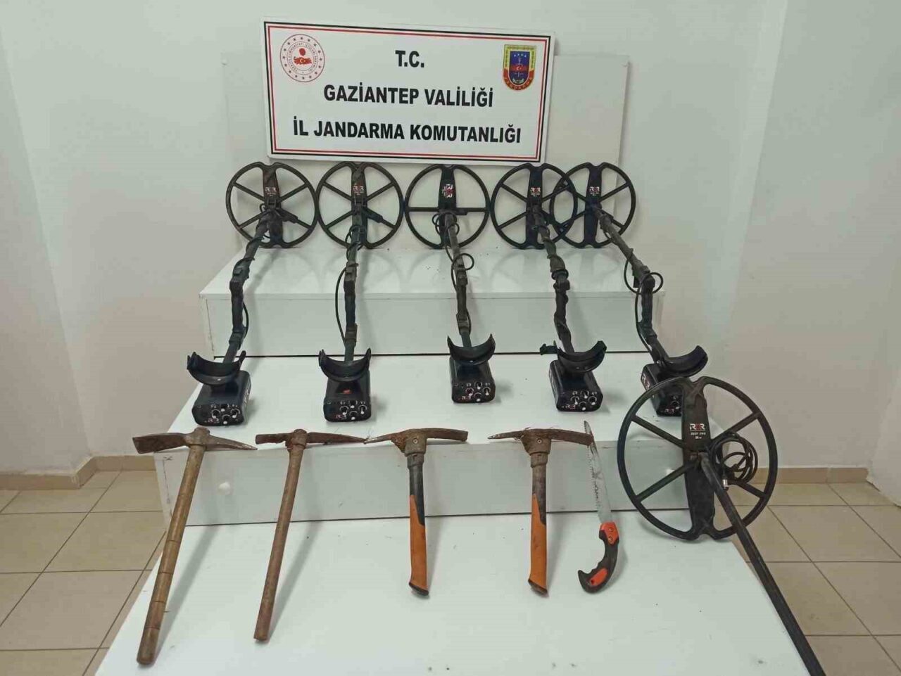 Gaziantep'te izinsiz kazı yapan beş kişi, jandarma tarafından suçüstü yakalandı.