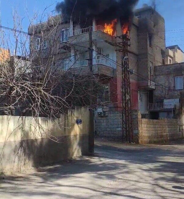 Gaziantep’te Soba Yangını: Bir Kişi Hastaneye Kaldırıldı, Ev Kullanılamaz Hale Geldi Gaziantep'in Nizip ilçesindeki bir evde sobanın devrilmesi sonucu çıkan yangında