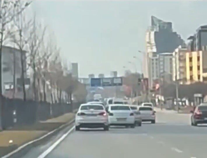 Gaziantep’te iki araç sürücüsünün tehlikeli makas atma anları kaydedildi. Gaziantep'te iki sürücünün İpek Yolu'nda makas yaparak ilerlediği anlar bir