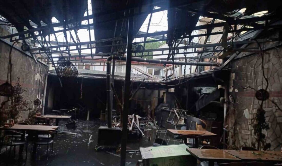 İznik’te Restoranda Çıkan Yangın, Komşu Evdeki Hayatları Tehlikeye Attı Bursa'nın İznik ilçesinde bir restoranda çıkan yangın, yanındaki eve sıçradı.