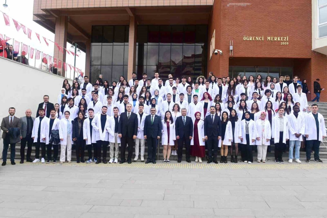 Anadolu Üniversitesi Eczacılık Fakültesi öğrencileri, beyaz önlüklerini giyerek eczacılık mesleğine