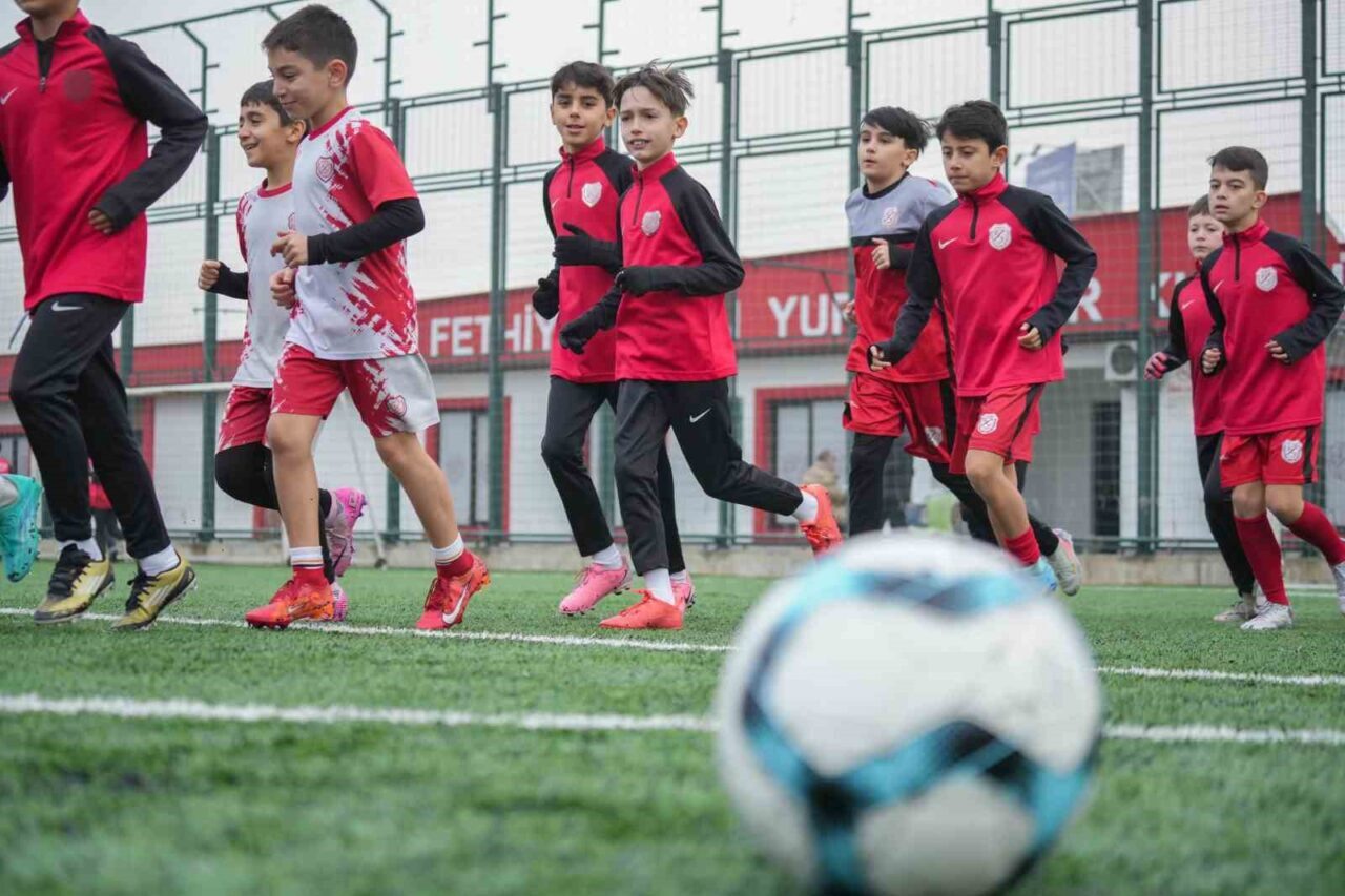 Bursa'da Fethiye İdman Yurdu, gençleri kötü alışkanlıklardan koruyarak futbol sporuna