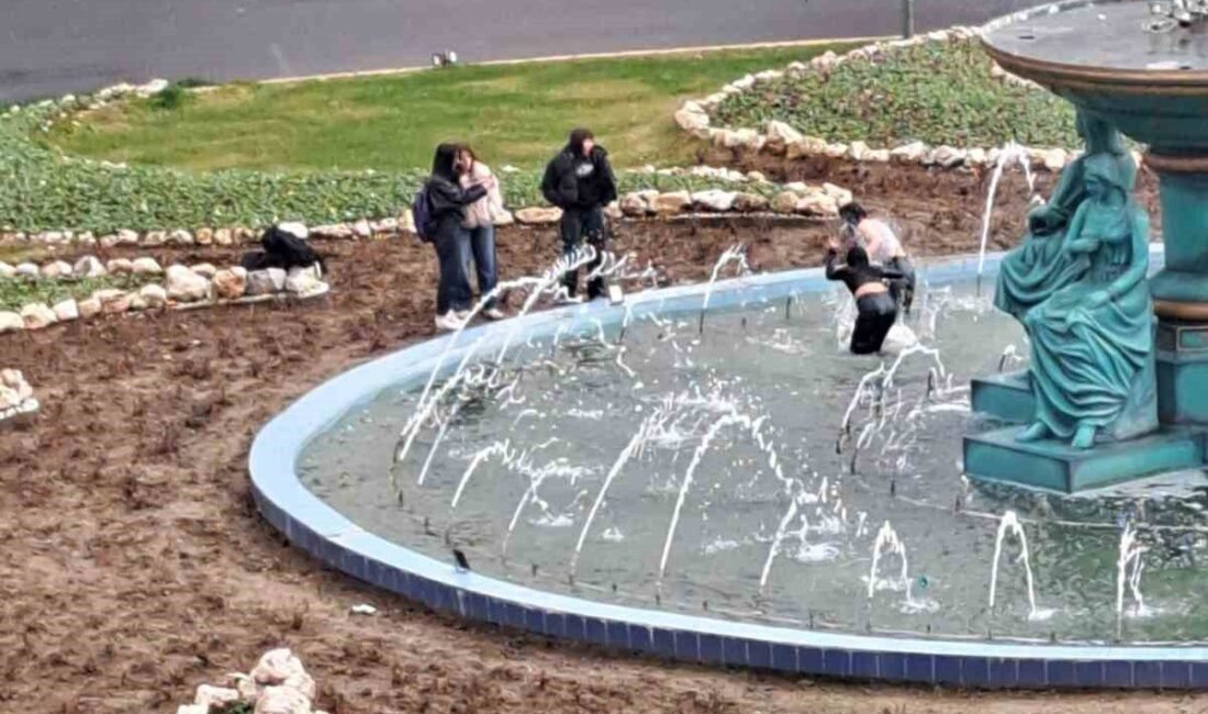 Çorlu’da Dondurucu Soğuğa Rağmen Süs Havuzuna Atlayan İki Genç Kız Şaşırttı Tekirdağ'ın Çorlu ilçesinde, eksi 4 dereceyi bulan soğuk havada, iki