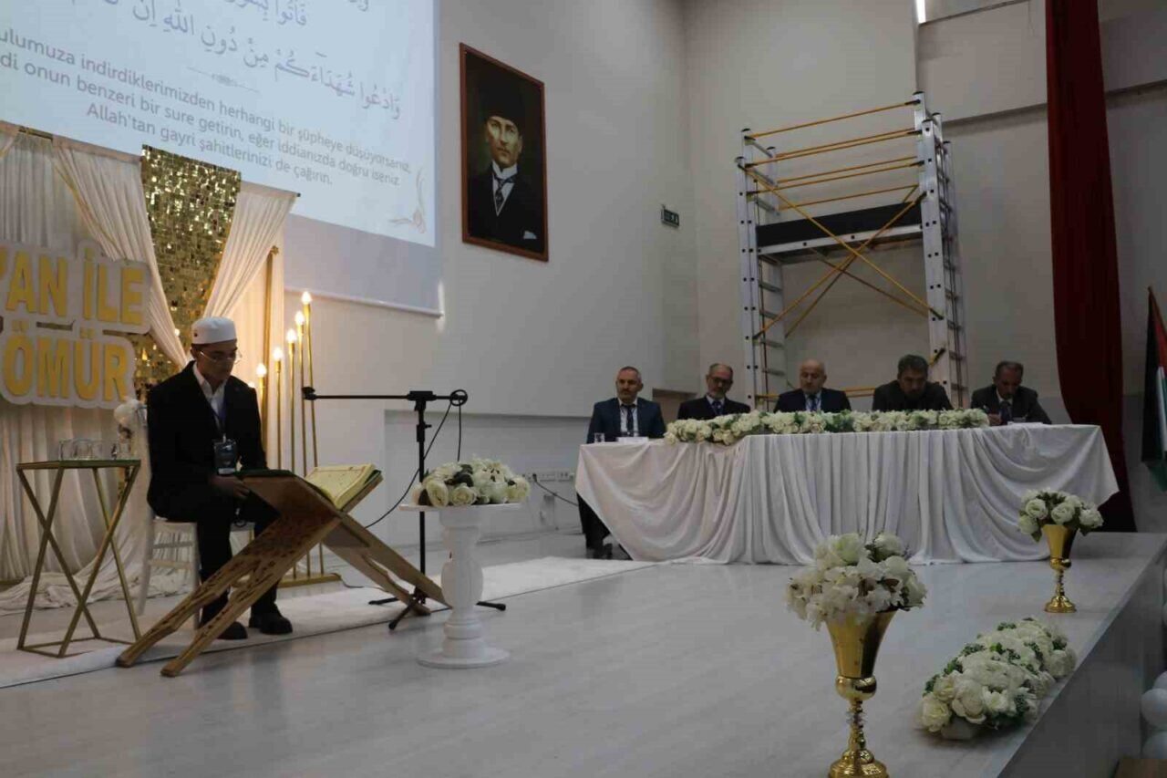 Erzincan'da düzenlenen Genç Sada Kur’an-ı Kerimi Güzel Okuma Yarışmasında, ortaokul