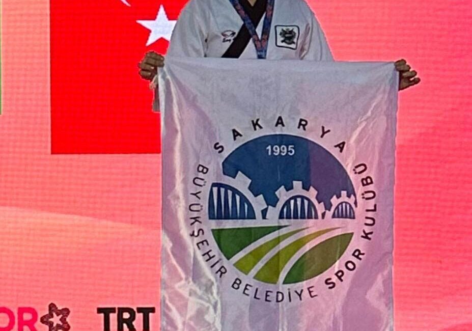 Zeynep Gül, Antalya’da düzenlenen Uluslararası Türkiye Açık Tekvando Turnuvası’nda bronz madalya kazandı. Sakarya Büyükşehir Belediyesi'nin tekvando sporcusu Zeynep Gül, 8-16 Şubat tarihleri