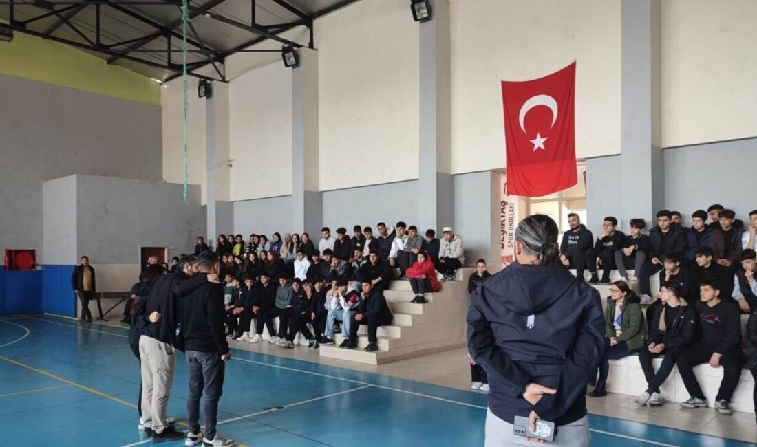 Mersin’de Gençlere Terörle Mücadele Konferansı Düzenlendi Mersin Emniyet Müdürlüğü, Terörle Mücadele Şube Müdürlüğü aracılığıyla eğitim kurumlarındaki