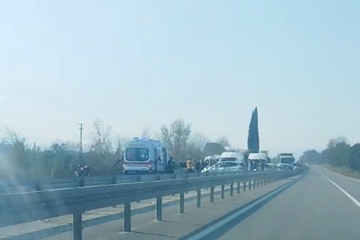 Aydın’ın Germencik ilçesinde meydana gelen trafik kazasında 3 araç çarpıştı