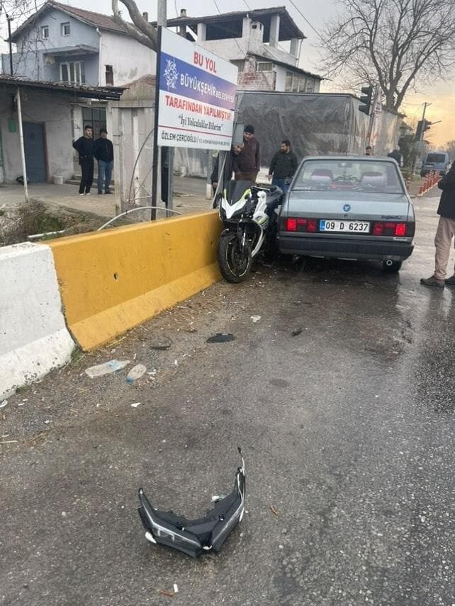 Aydın'ın Germencik ilçesinde kırmızı ışıkta duramayan bir otomobil, motosiklet sürücüsü