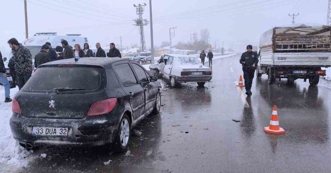 Gevaş’ta otomobillerin çarpışması sonucu 2 kişi yaralandı Van'ın Gevaş ilçesinde iki otomobilin çarpışması sonucu iki kişi yaralandı.