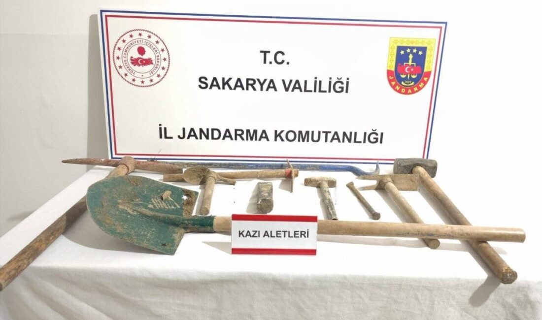 Geyve’de Ormanlık Alanda Kaçak Kazı Yapan 6 Şüpheli Jandarma Tarafından Yakalandı Sakarya'nın Geyve ilçesinde kaçak kazı yapan Y.Ö., C.T., B.G., Ö.Ö.,