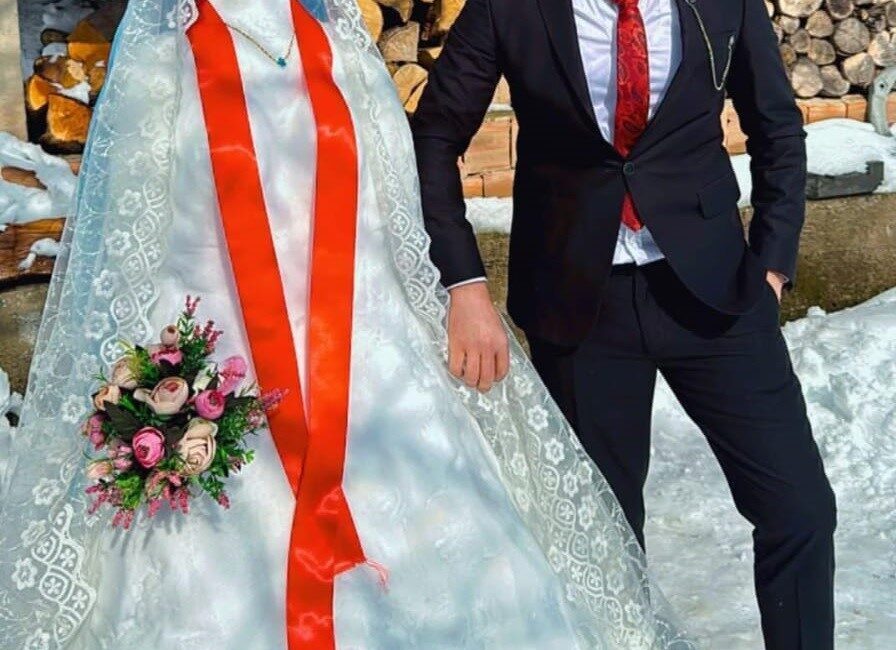 Giresun’da Kar Fromasıyla Düğün Eğlencesi: Kardan Gelin Münire için Horon Şöleni Giresun'un Kuşköy köyünde Osman Karadeniz, kar yağışından yaptığı kardan gelin