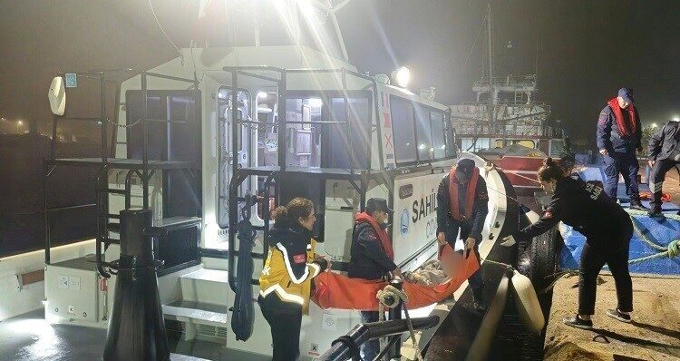 Gökçeada’da Rahatsızlanan Vatandaşın Tıbbi Tahliyesi Sahil Güvenlik Ekipleri Tarafından Yapıldı Çanakkale'nin Gökçeada ilçesinde rahatsızlanan bir vatandaş, Sahil Güvenlik Komutanlığı ekipleri