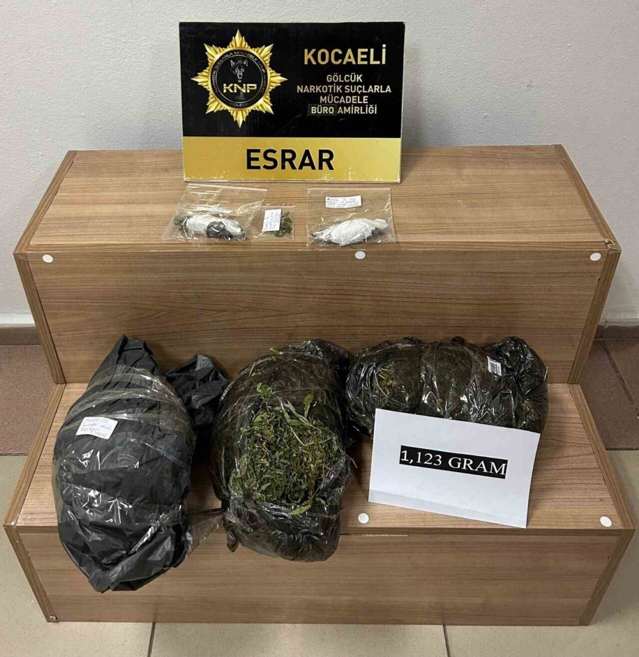 Kocaeli’nin Gölcük ilçesinde gerçekleştirilen operasyonda, 1 kilo 123 gram esrar