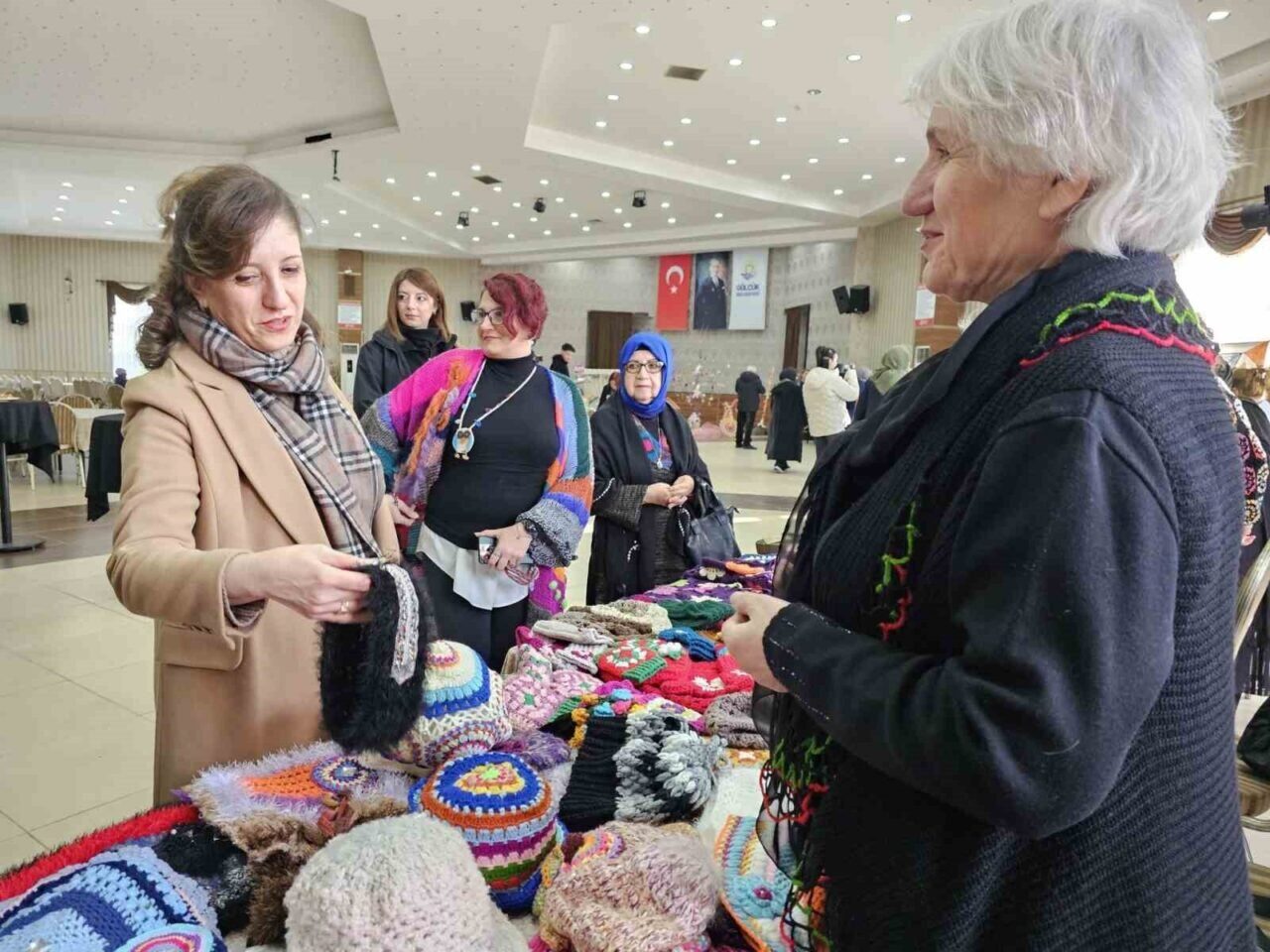 Gölcük Belediyesi, Kavaklı Kongre Merkezi'nde düzenlenen Örgü Festivali ile kadınların