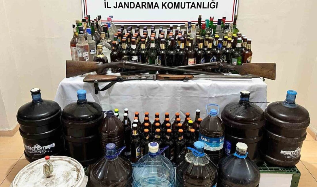 Gönen’de jandarma operasyonu: Kaçak alkol ve ruhsatsız silahlar ele geçirildi Balıkesir'in Gönen ilçesinde, jandarma ekipleri sahte alkol üretimi ve satışına